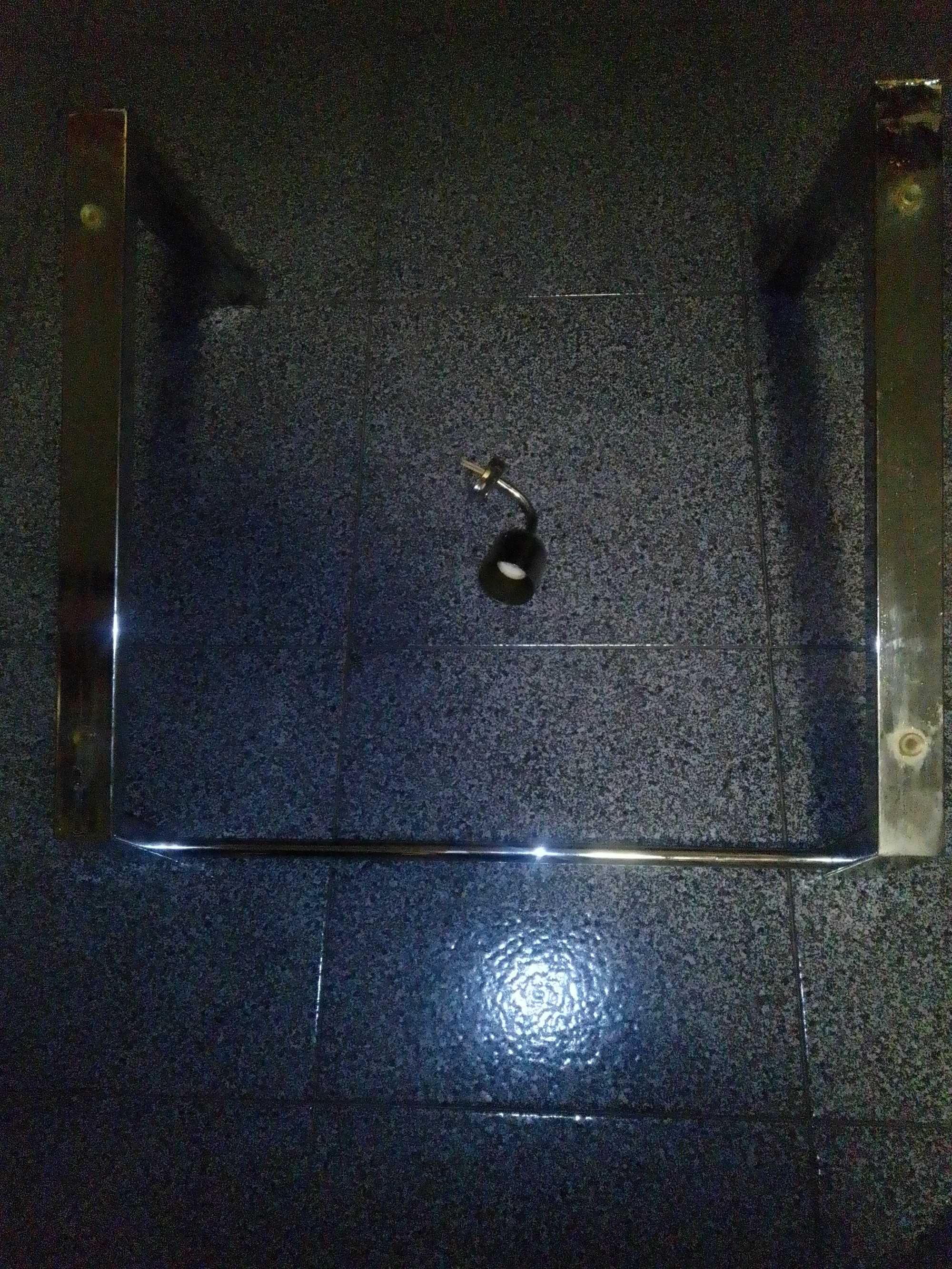Conjunto espelho e lavatório casa banho.