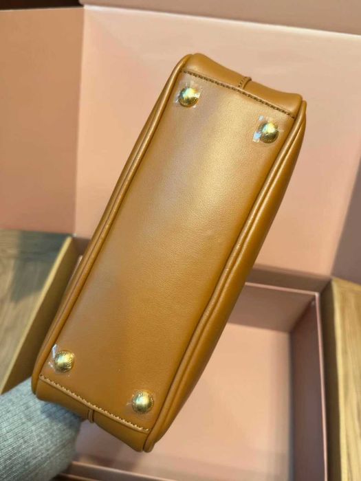 MiuMiu Brązowa Torebka - Antykwa Inspiracja i Moderny Wzór