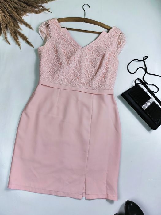 Elegancka różowa sukienka wizytowa w kwiatki kwiatki pudrowy róż