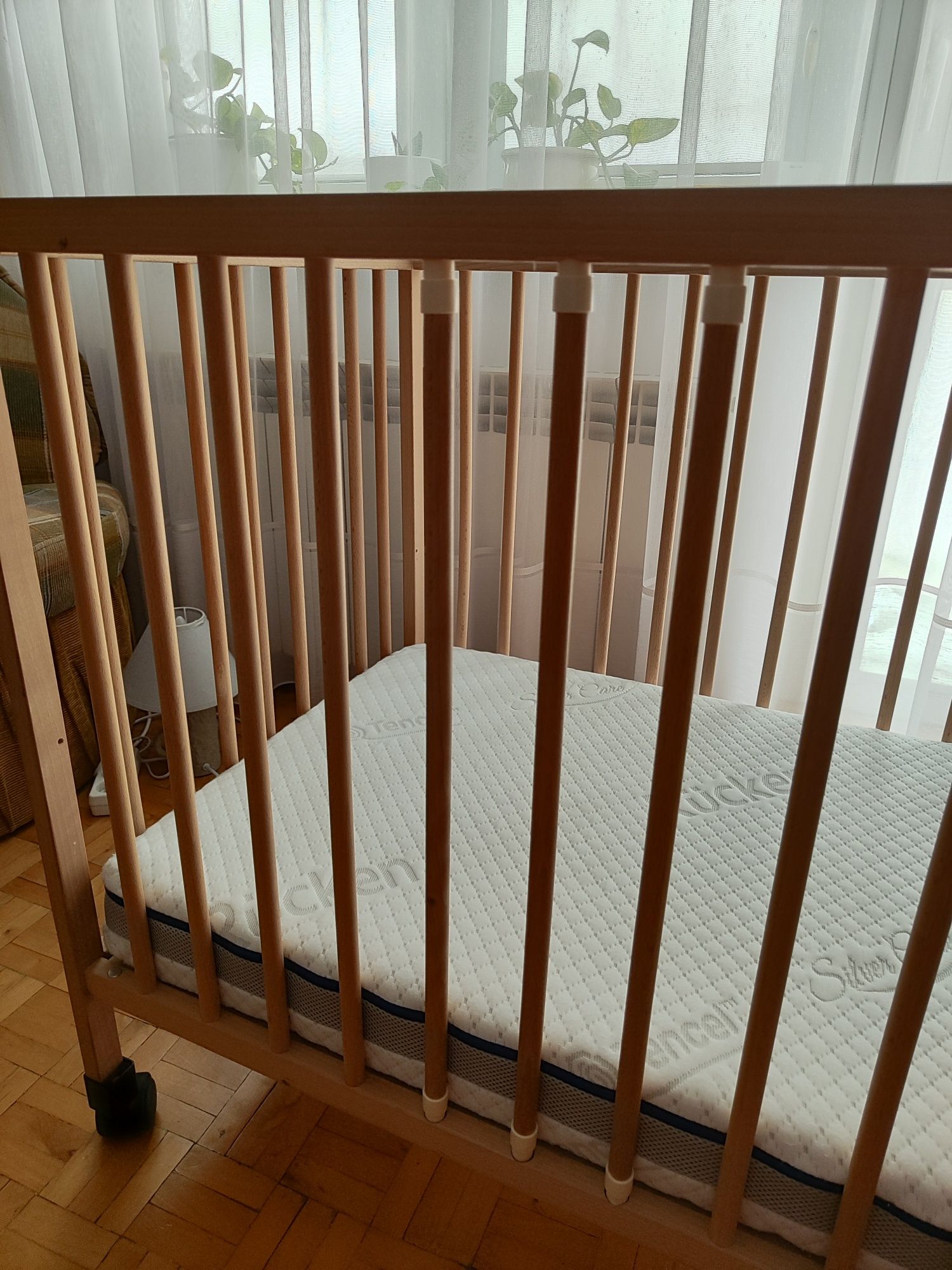 Łóżeczko drewniane na kółkach Ikea