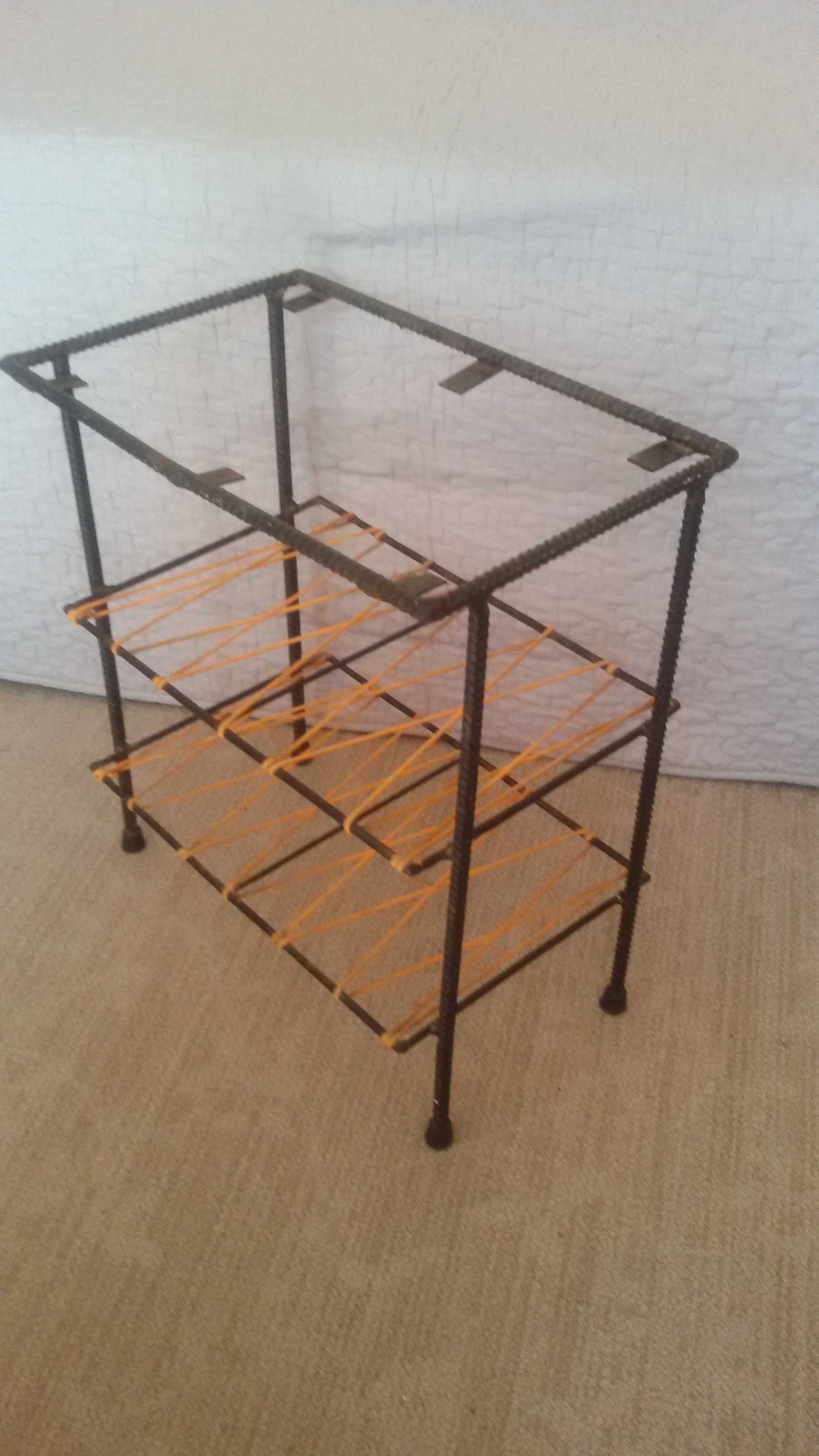 Stolik metalowy z żyłką, metaloplastyka z PRL, Pólka metalowa stojąca,