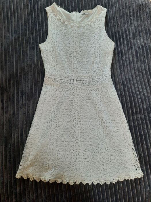 Siostrzane koronkowe białe sukienki
