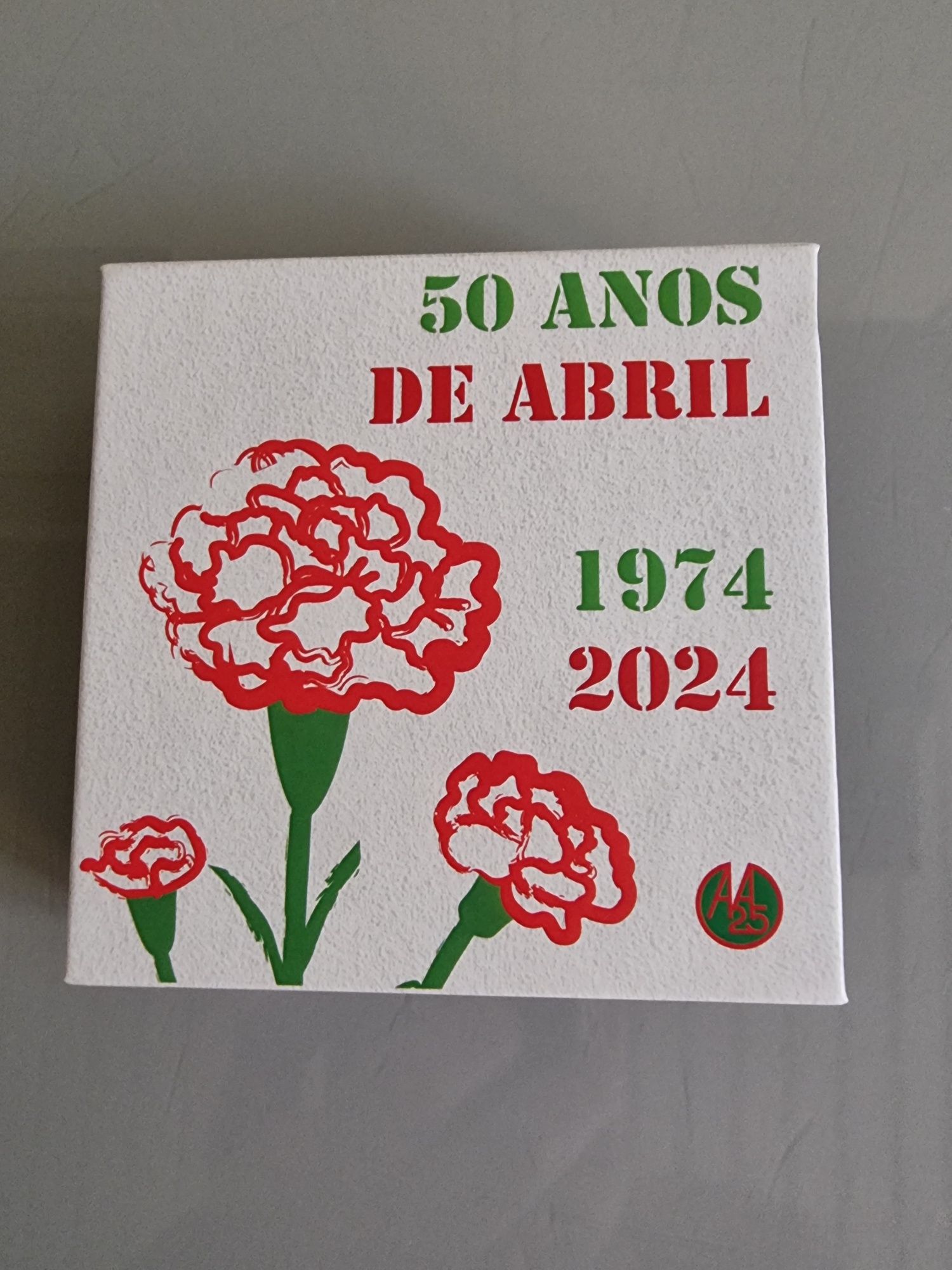 Medalha comemorativa dos 50 anos do 25 de Abril + oferta