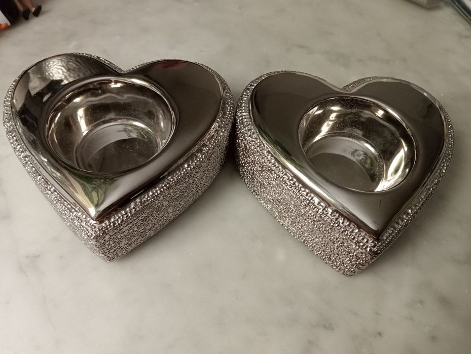 Dwa srebrne świeczniki z serii  Home&you