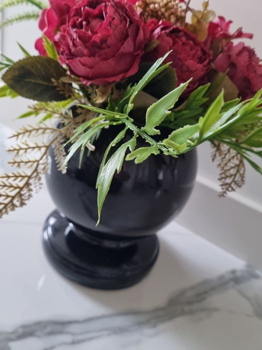 Czarny wazon na groby lakierowany kula