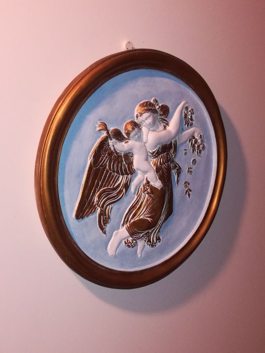 Medalhão de gesso pintado com rebordo dourado