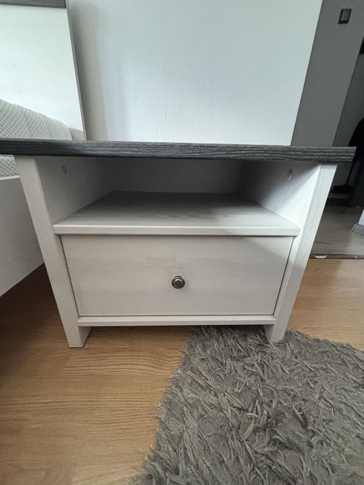 Lozko160x200 z materacem oraz stolikiem nocnym