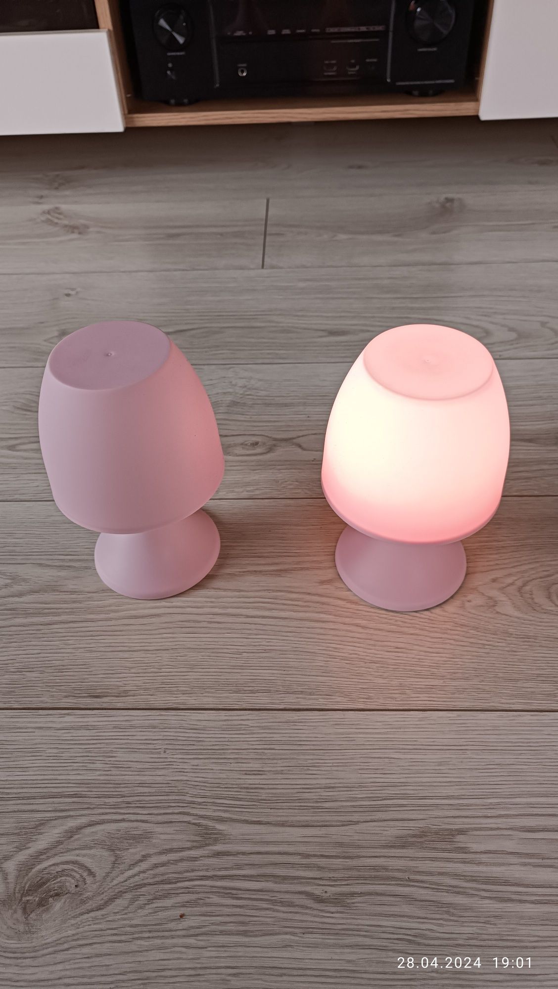 Dwie różowe lampki na baterie