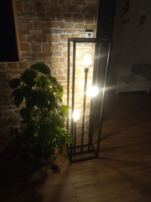 Lampa stojąca do salonu