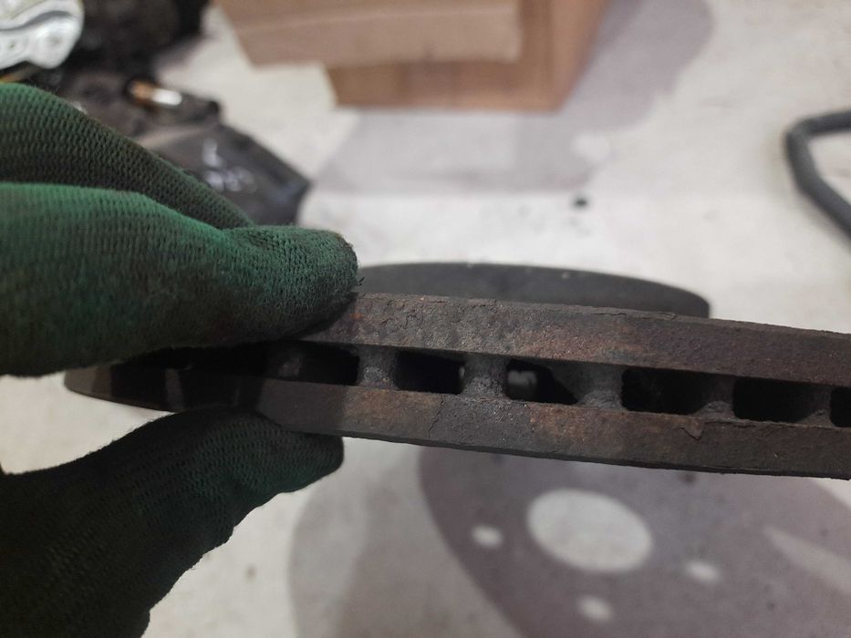 Передні тормозні бліни диски гальмівні Тойота Авенсіс т27 2.2 5х114.3