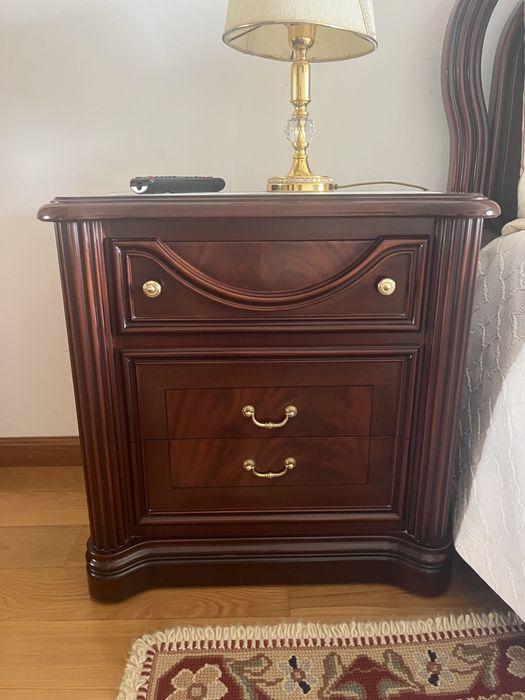 Cama com mesas de cabeceira