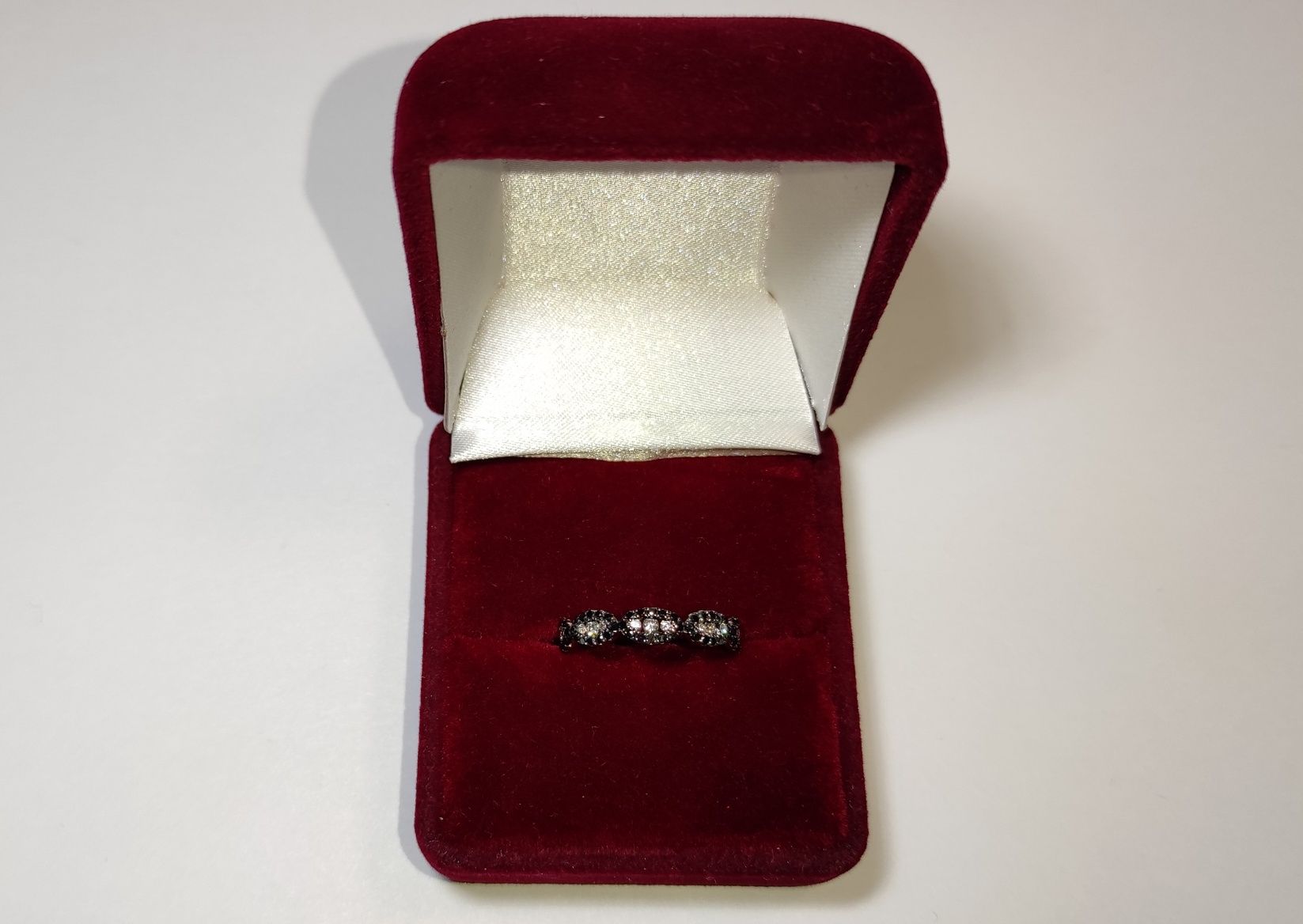 Золотое кольцо с черными и белыми бриллиантами 0,40 карат 17 мм НОВОЕ