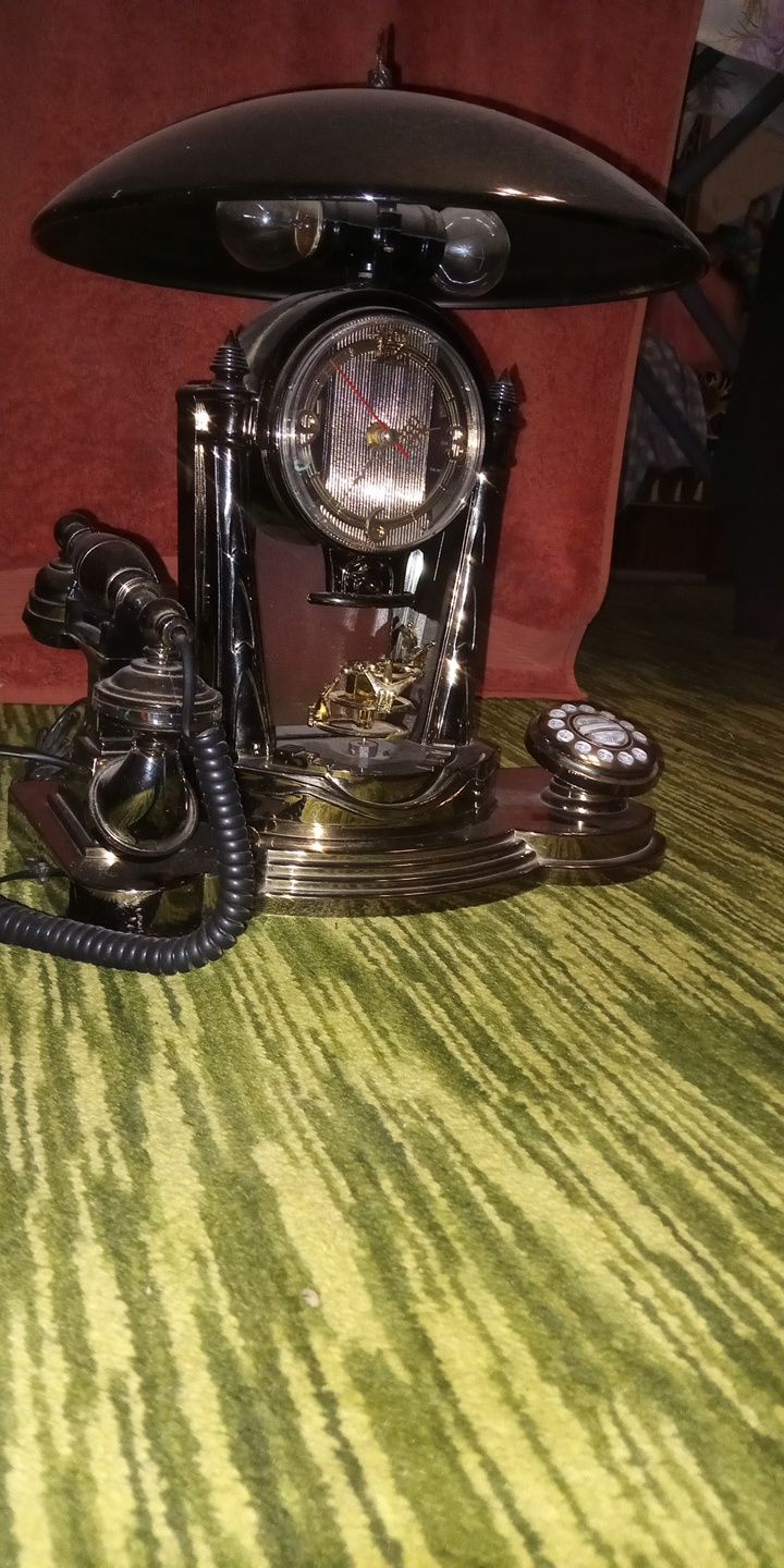 Стаціонарний телефон, годинник, лампа