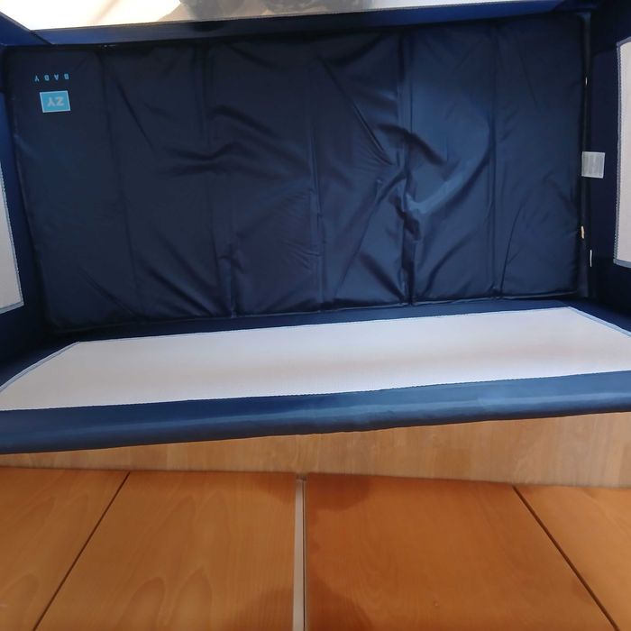 Cama de viagem como nova