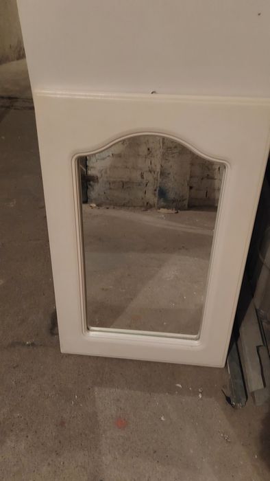 Małe lustro w białej ramie