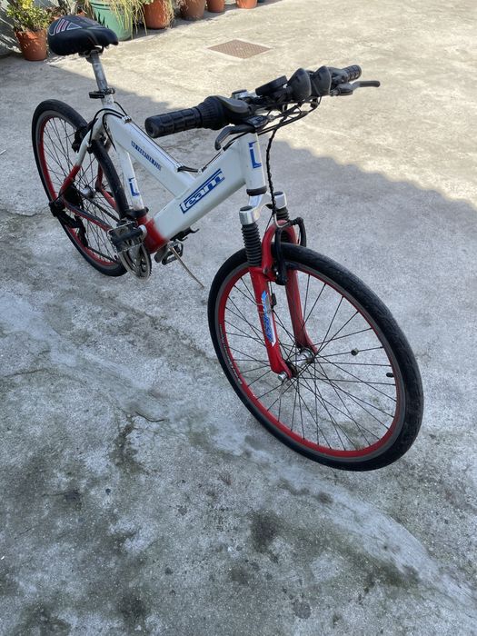 Bicicleta de montanha com peneus de estrada