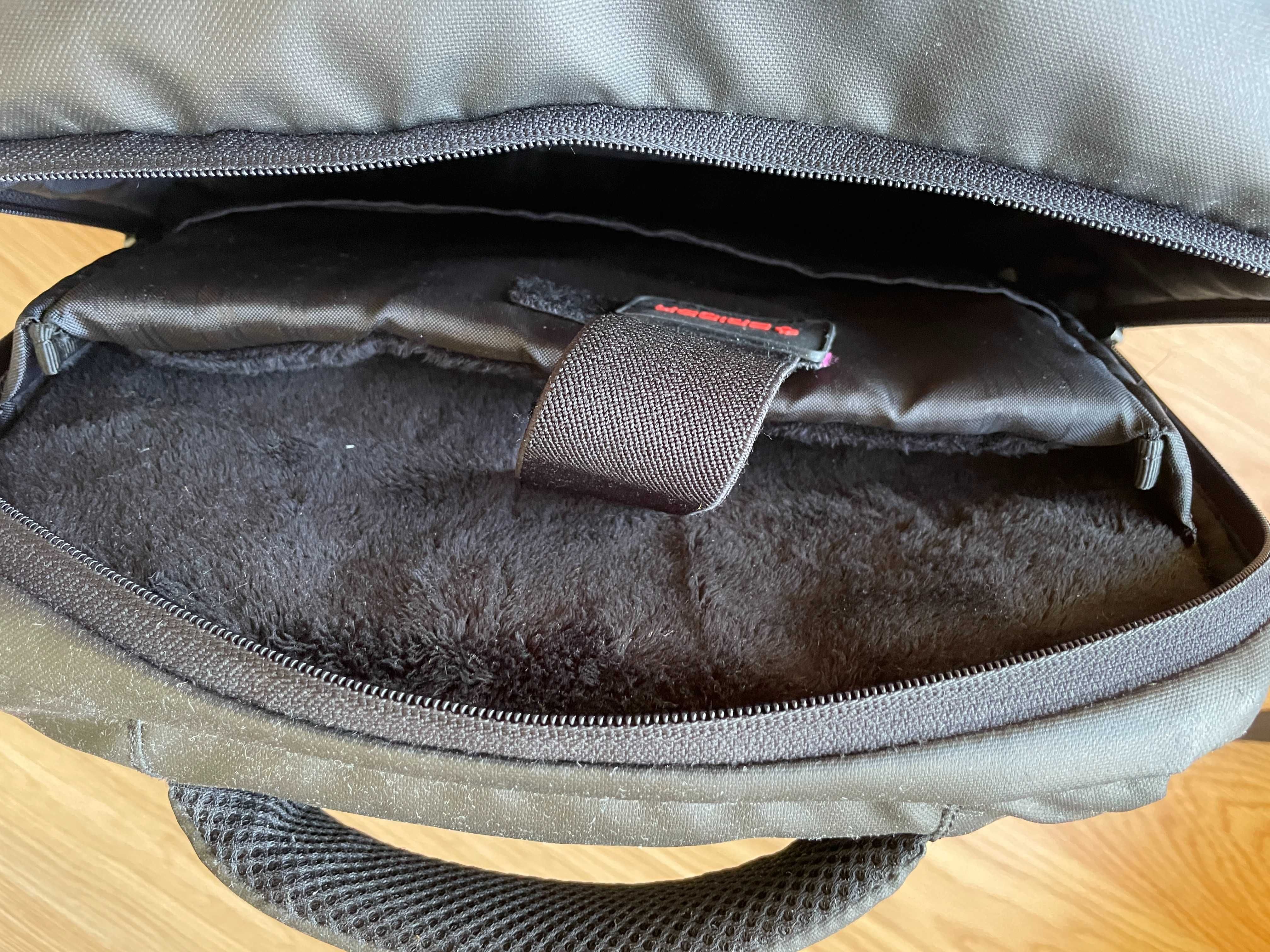 Mochila de computador portátil, preta, impermeável.