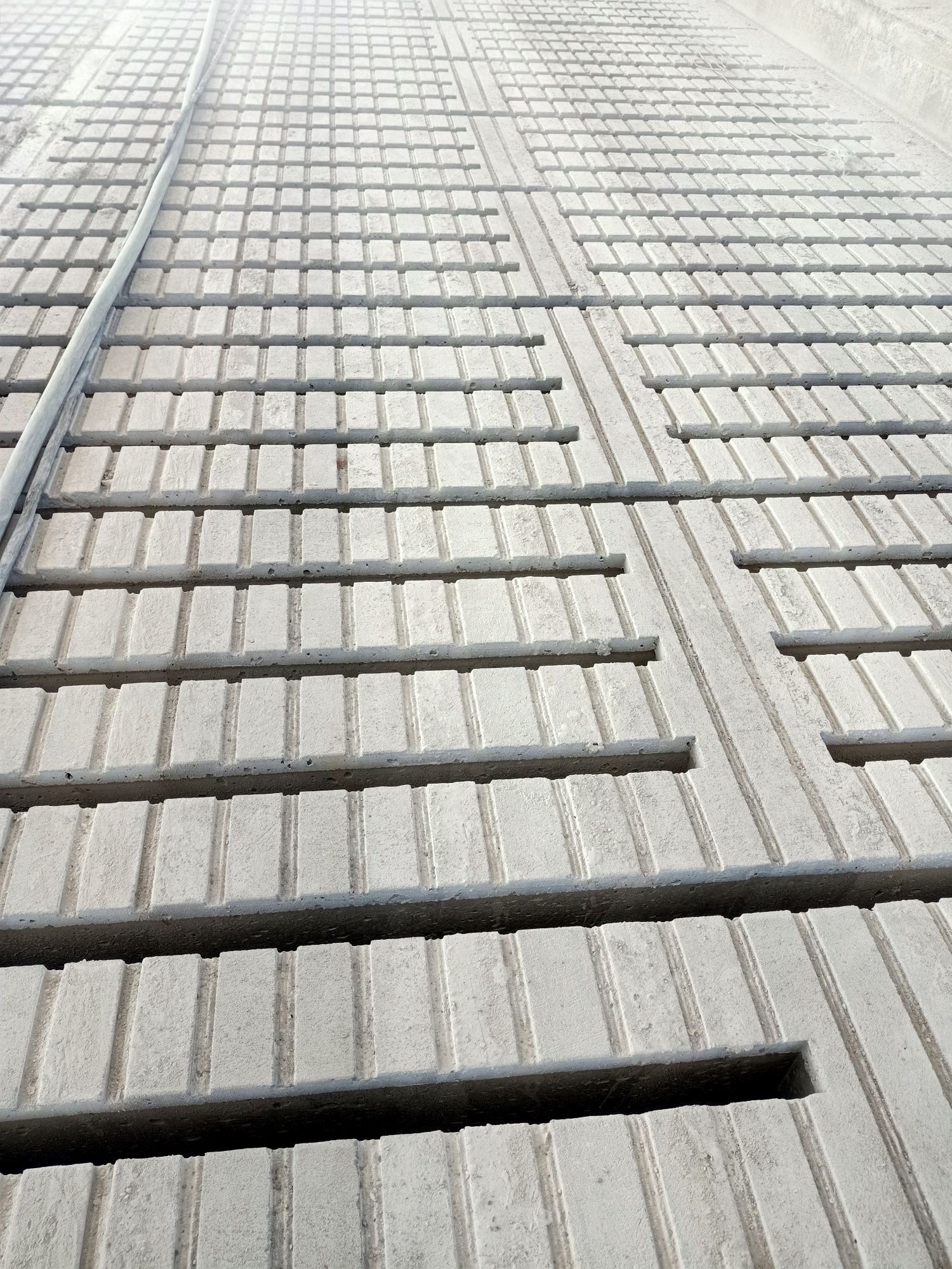 Nacinanie rusztów posadzek betonowych w oborach