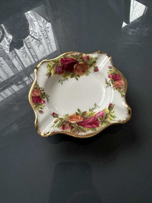 Посуд з кістяного фарфору Royal Albert Old Country Roses, Англія