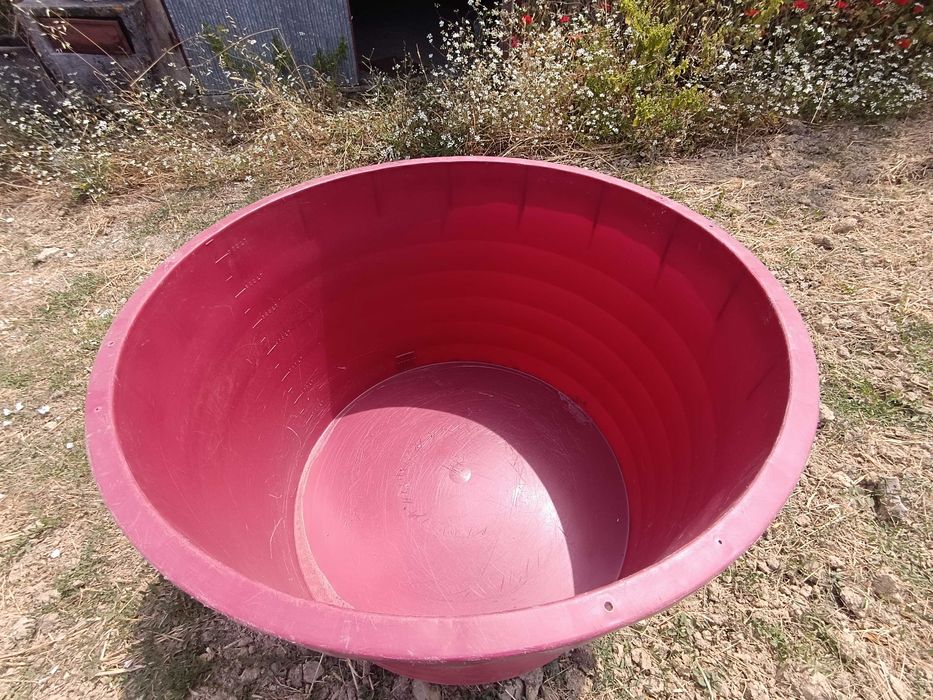 Dorna em plástico de 750 litros