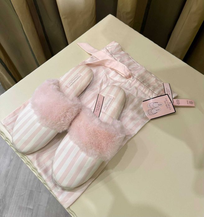 Тапочки Victoria's Secret Signature Satin Slippers Оригінал