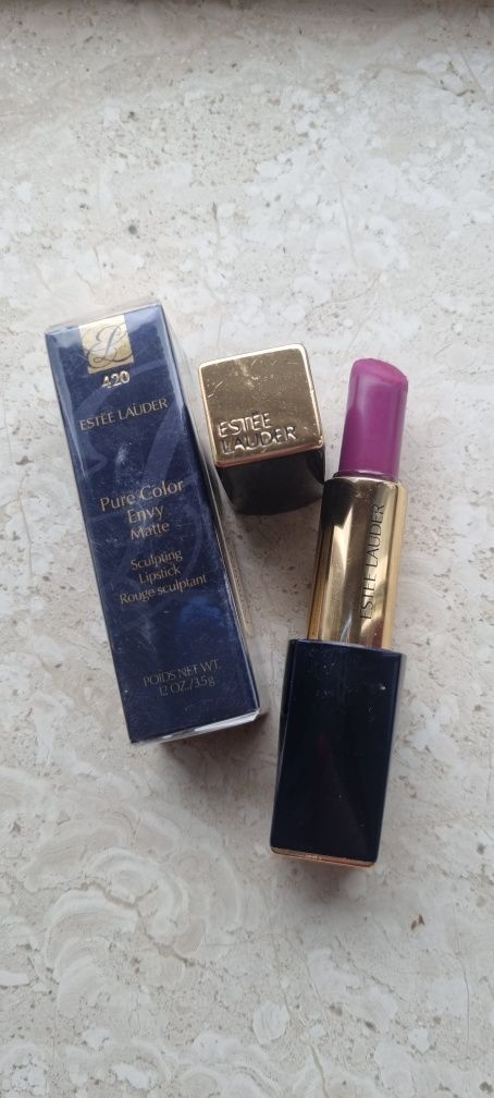 Pomadka Pomadka Envy Matte marki Estée Lauder kolor stronger nr 420