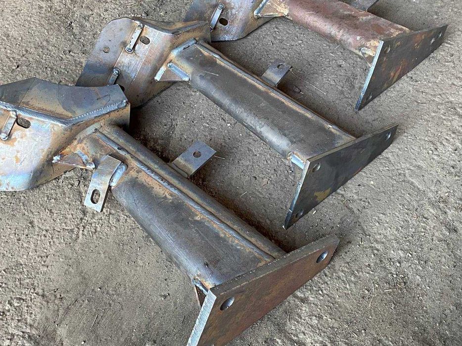 стійка,стойка у здобрі,гола плуга Bomet,бомет польський,корпус леміш