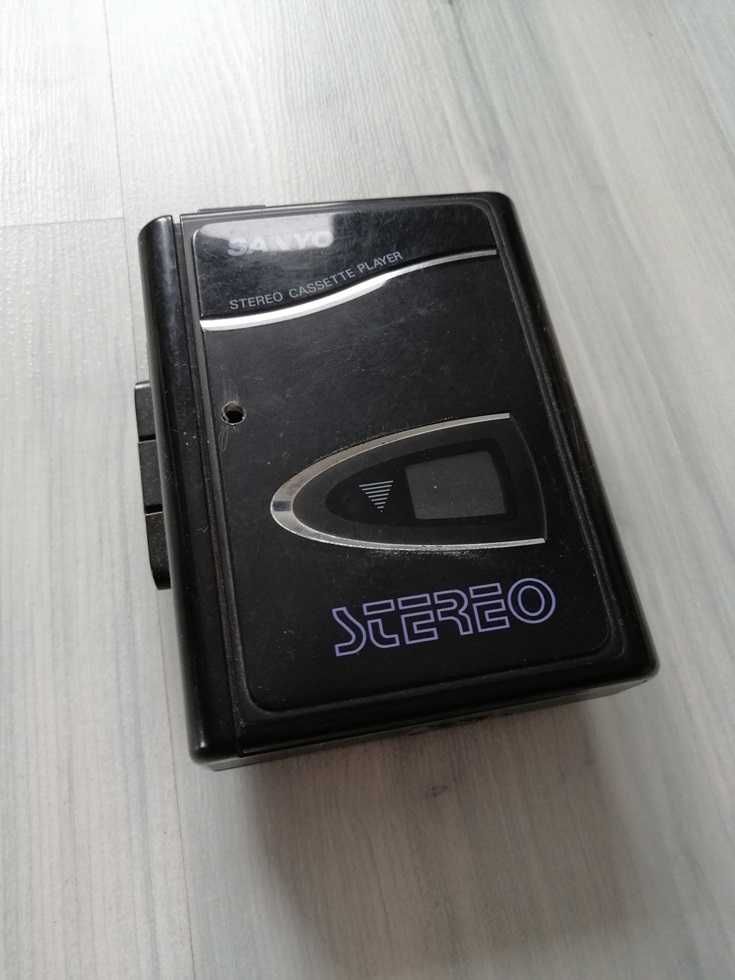 Walkman odtwarzacz kaset Sanyo MGP19. Lata 90te. Vintage, oldschool.