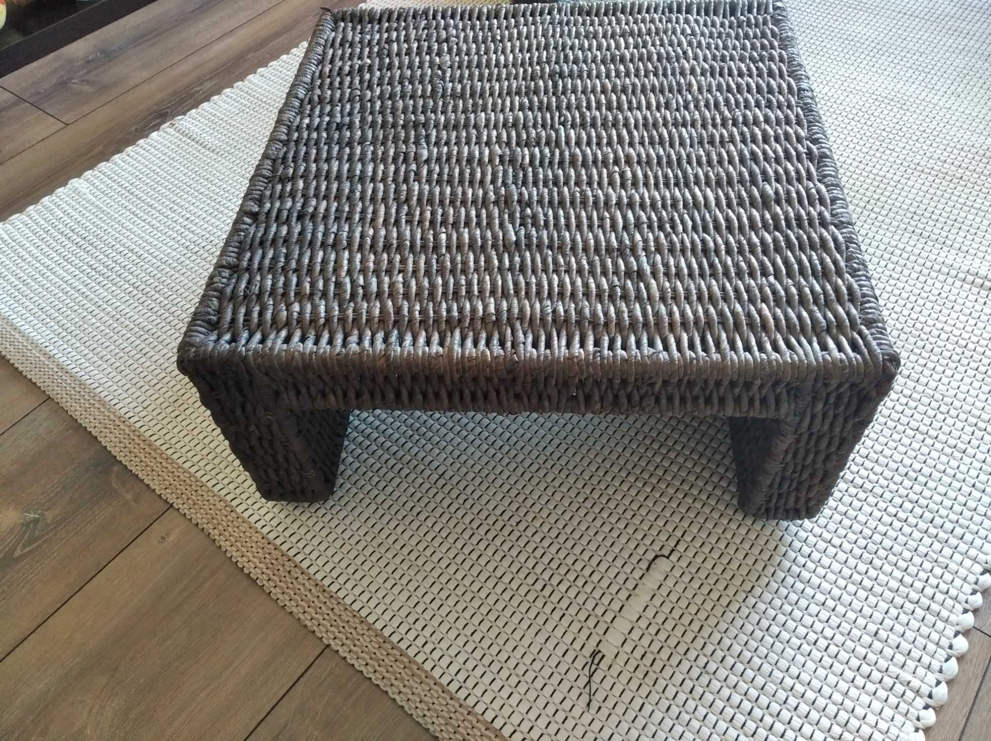 Mesa de palha castanho