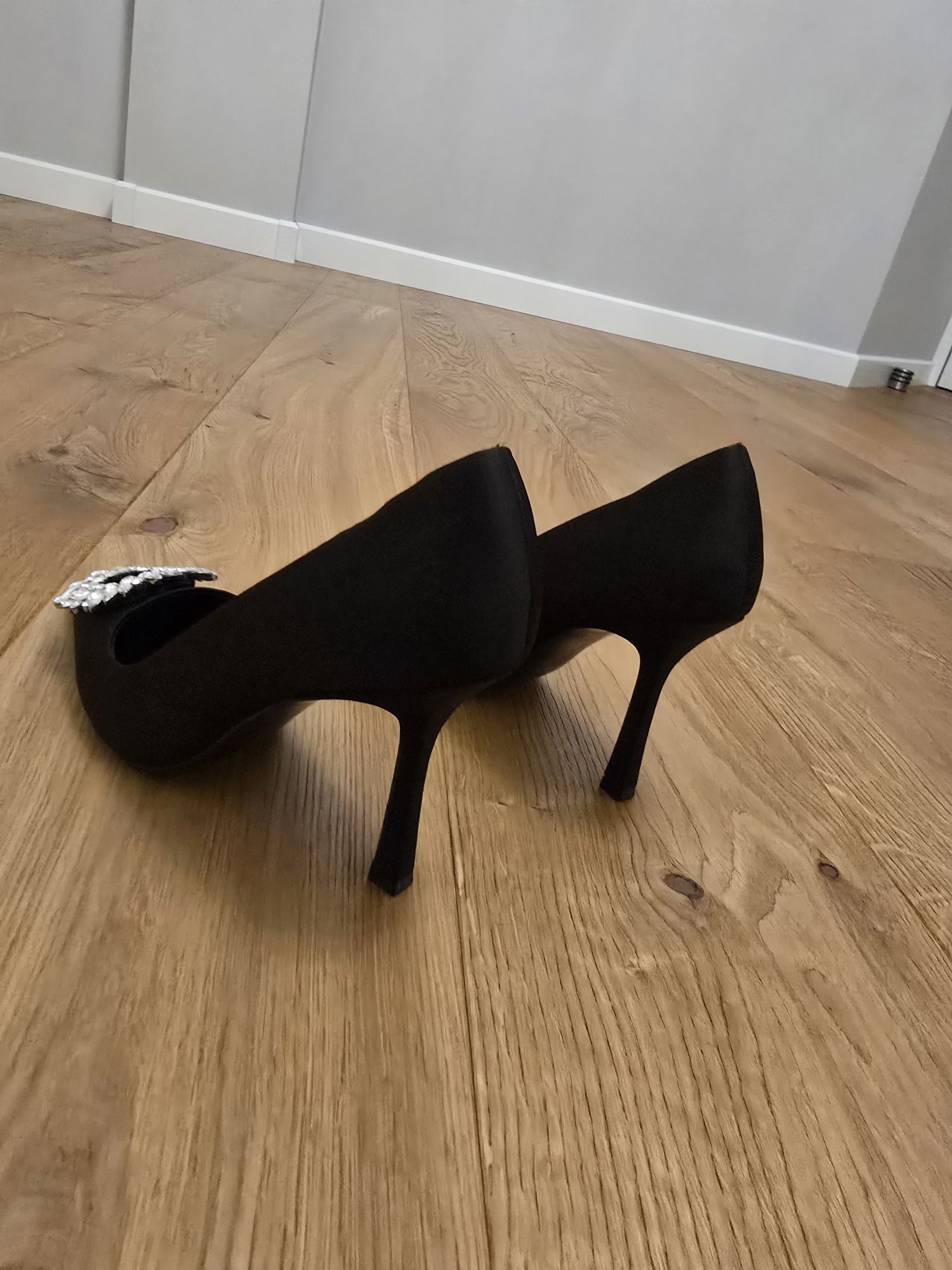 Buty na obcasie z biżuteryjną ozdobą