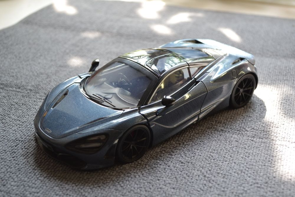 Продам колекційну машинку Forsage Hobbs and Shaw Mclaren 720S