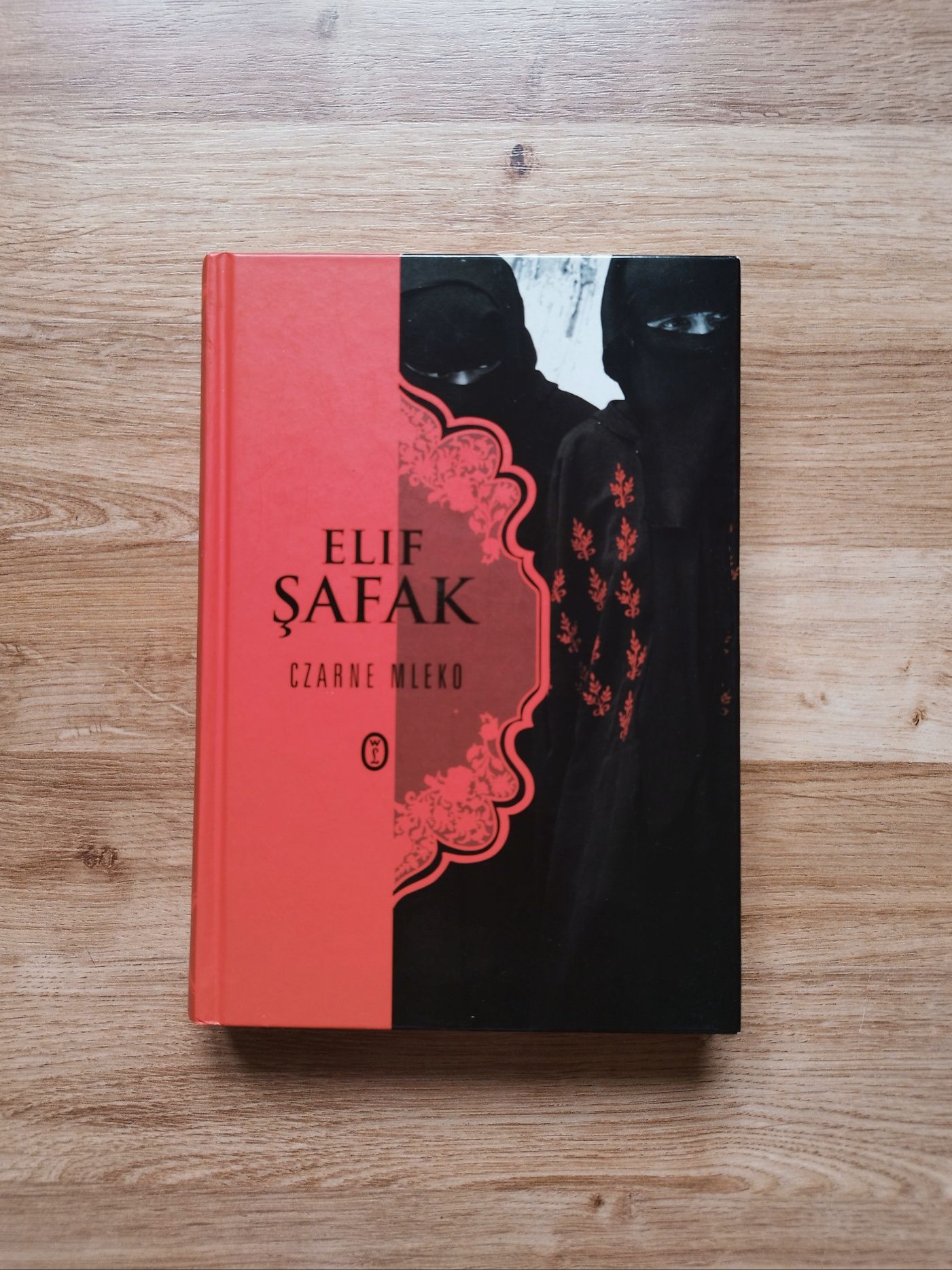 Czarne mleko, Elif Safak