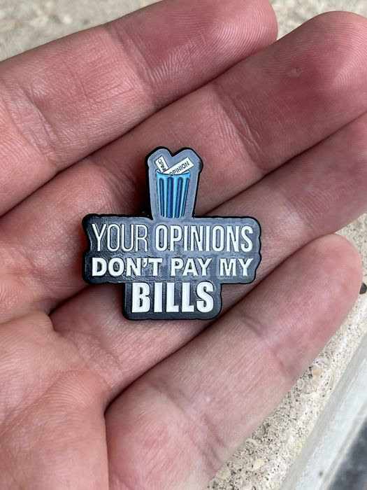 Pin Estilo “Your Opinions Don’t Pay My Bills” - Novo, Selado
