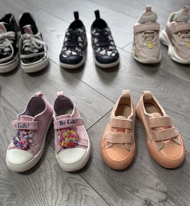 Кеди, кросівки, сандалі для дівчаток.