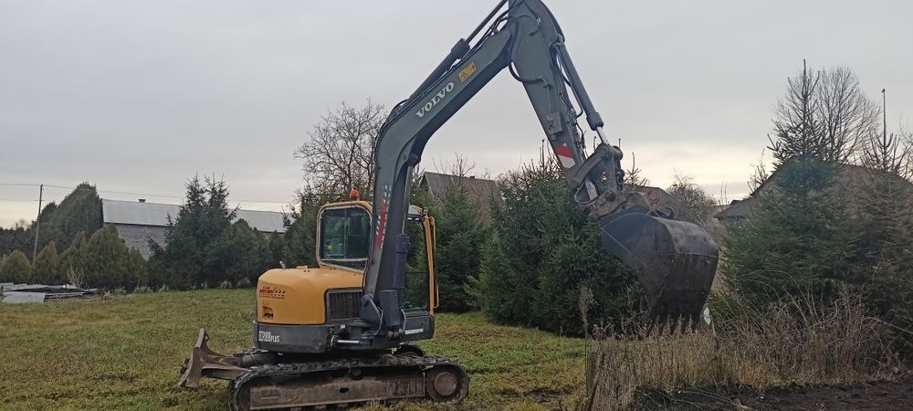 Usługi koparko ładowarką Kazimierza. Niwelacja. Koparka gąsienicowa
