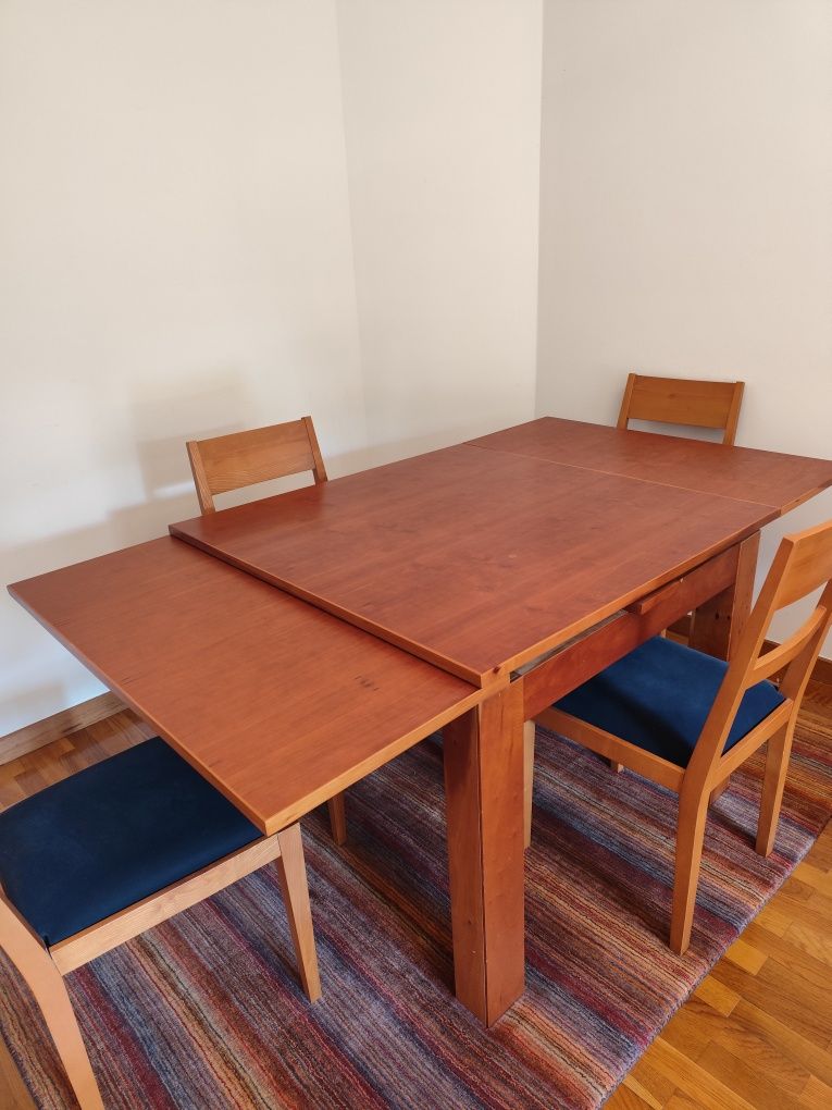 Mesa de jantar extensível e cadeiras em pinho