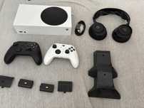 Zestaw konsola xbox series s z słuchawkami i dwoma padami i ładowarką