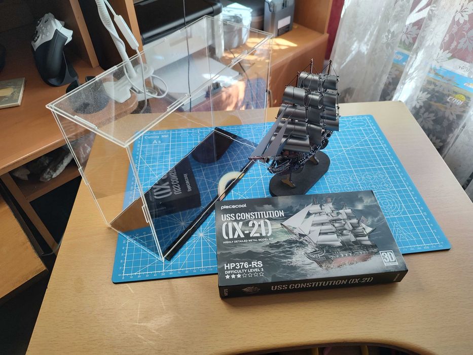 USS Constitution gotowy metalowy model Piececool 21 cm + gablota