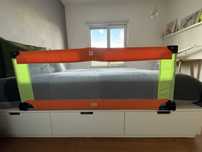 Barreira de segurança para cama em verde, laranja e branco.