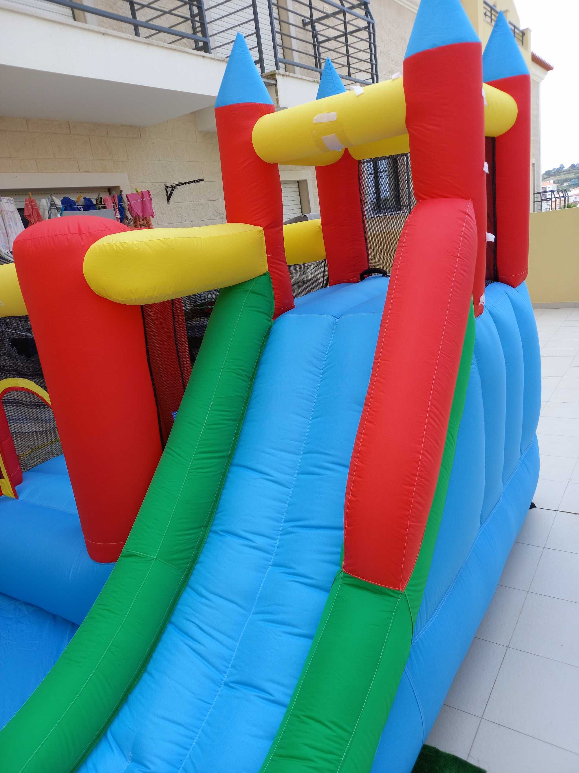 Insuflável com Escorrega, Trampolim e Piscina