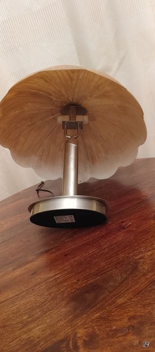 Piekna lampa na stół lub biurko. Automatyczne załączanie
