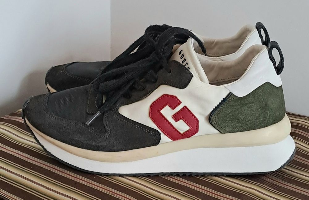 Sapatilhas Guess, Tam 43 como novas
Tem um pequeno defeito como mostra