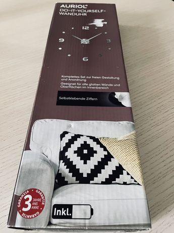 Дизайнерський настінний годинник. Виготовлений в Німеччині.