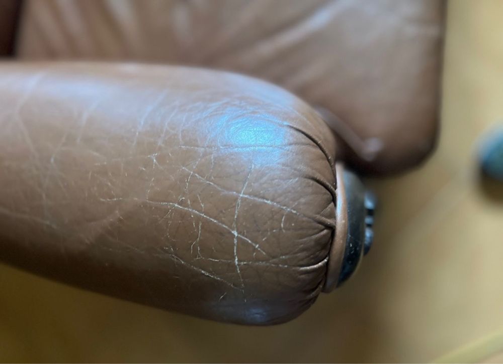Sofa de 2 lugares em pele