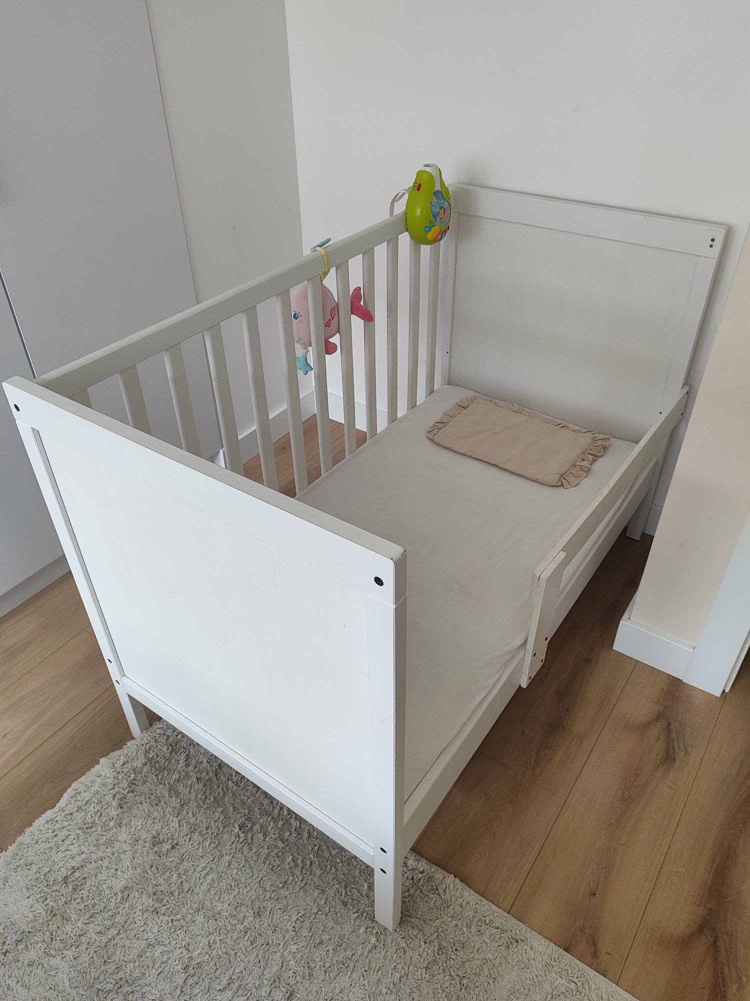 Białe łóżeczko niemowlęce Ikea Sundvik