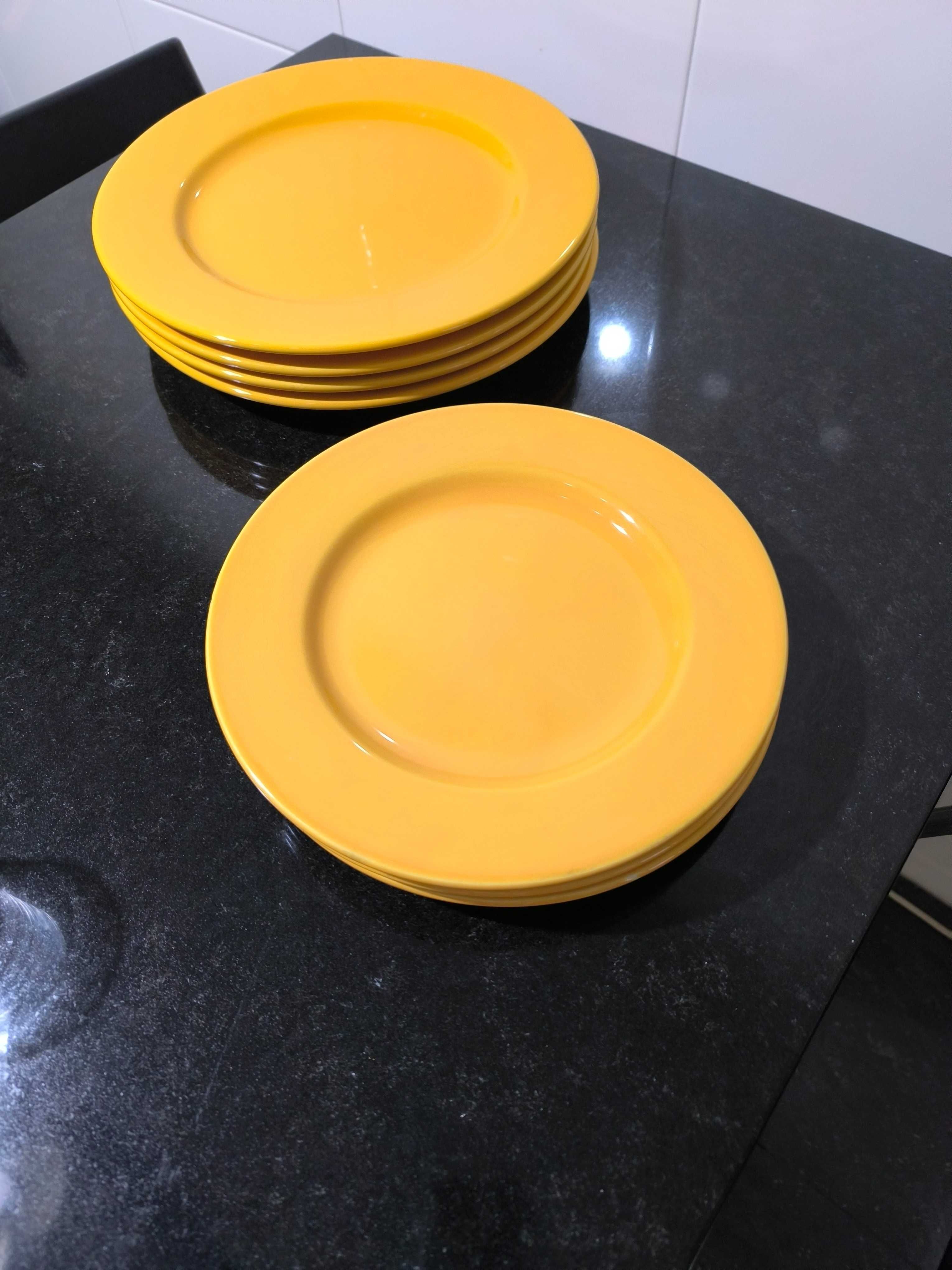 14 pratos de porcelana. Novos.