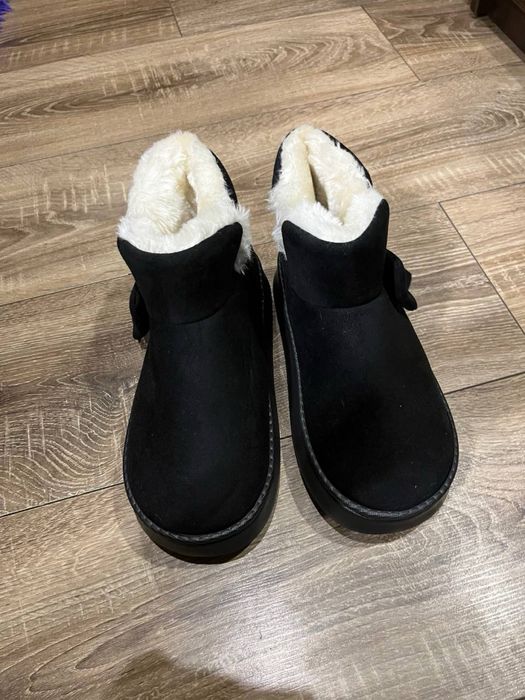 угги с бантиком.