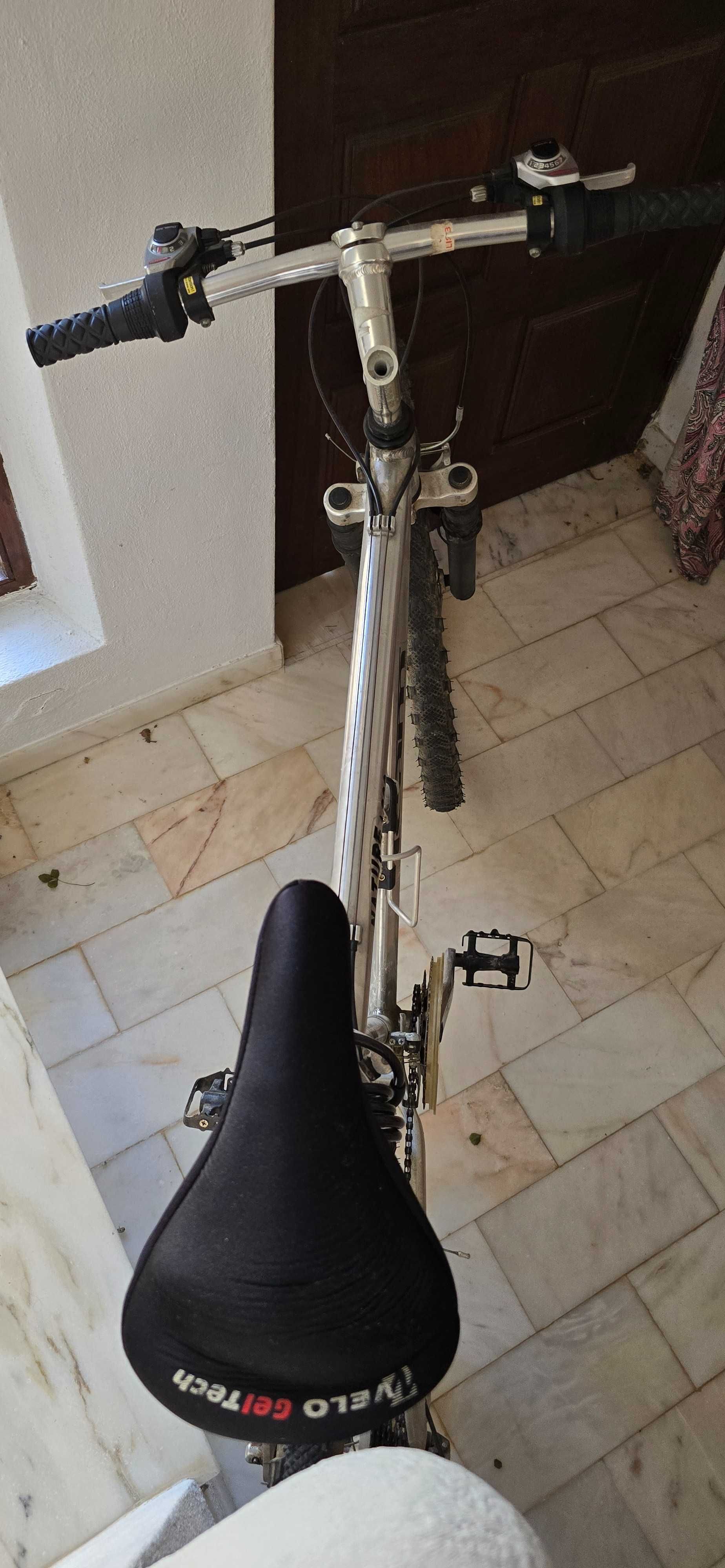 Bicicleta de alumínio