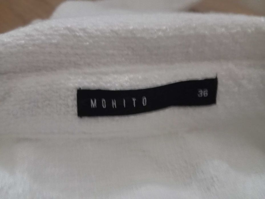 Biały płaszcz narzutka Mohito S 36 złote guziki z paskiem