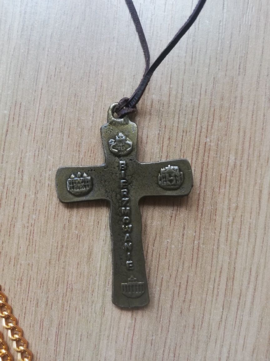 Wisiorki medaliki i krzyżyki.